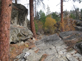 Heading north, trail is rugged in some spots, Skaha Bluffs Shady Valley Trail 2014-10.